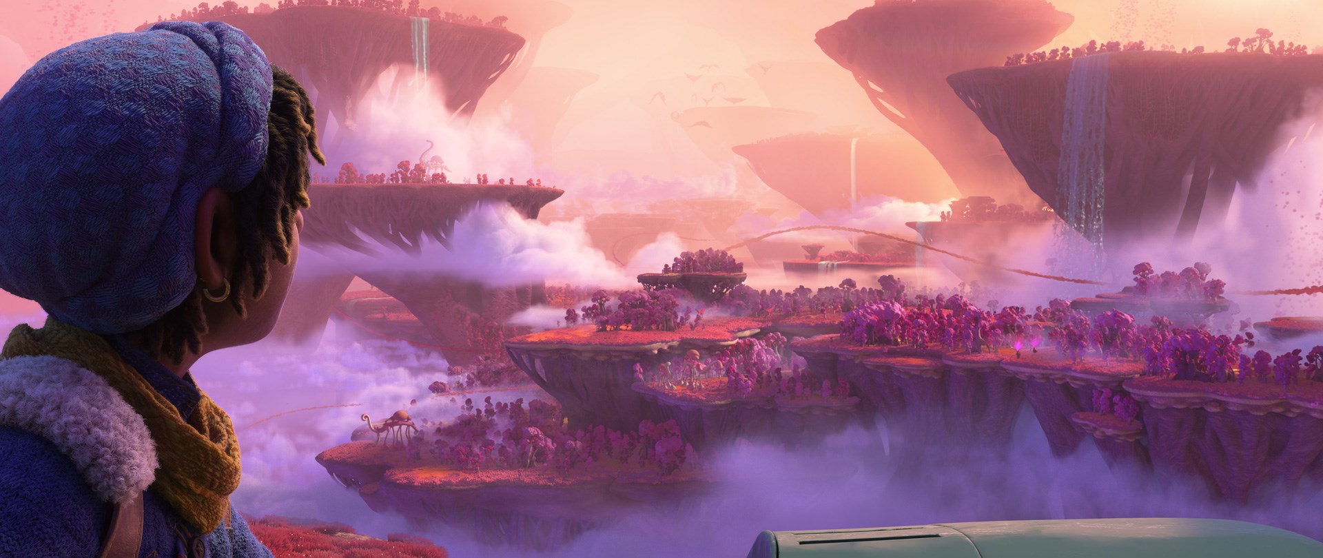 Scen frn filmen En annorlunda vrld med Ethan Clade i frgrunden och ett nrmast utomjordiskt landskap i rosa med svamp- och korallliknande vxtlighet i bakgrunden som panorama.